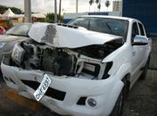 Bando rouba carro e na fuga troca tiros com a polícia e acaba colidindo contra viaduto