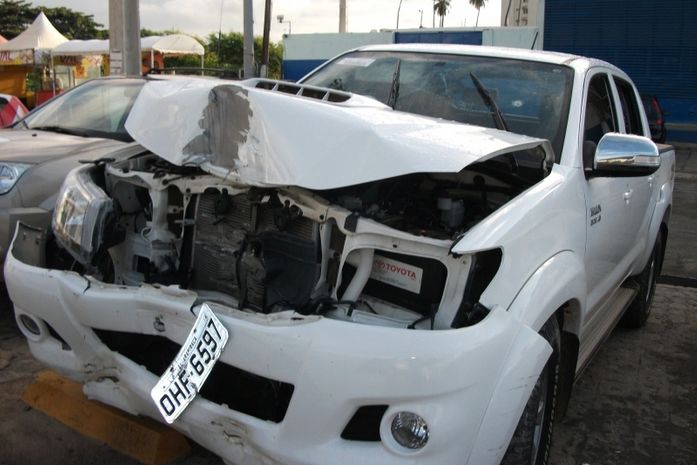 Bando rouba carro e na fuga troca tiros com a polícia e acaba colidindo contra viaduto