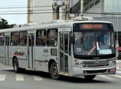 Dupla assalta ônibus em terminal do Vergel do Lago