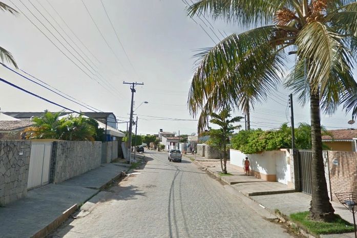 Bando armado invade casa e mantém família refém