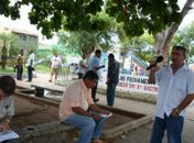 Policiais e populares protestam e pressionam governo por reforma de delegacia