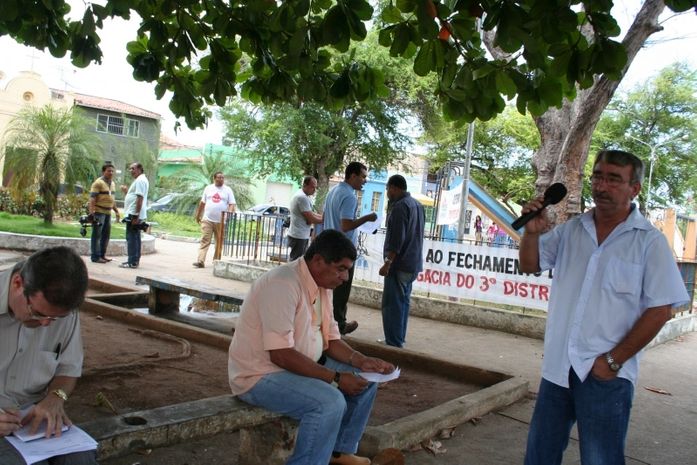 Policiais e populares protestam e pressionam governo por reforma de delegacia
