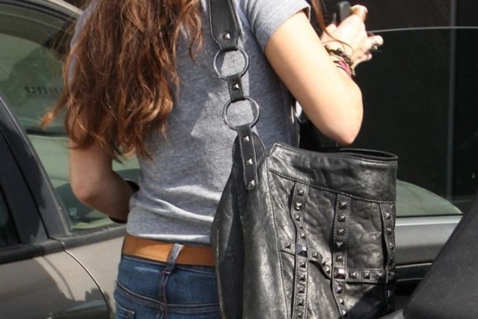 Vanessa Hudgens usa calça nova, mas esquece de tirar a etiqueta