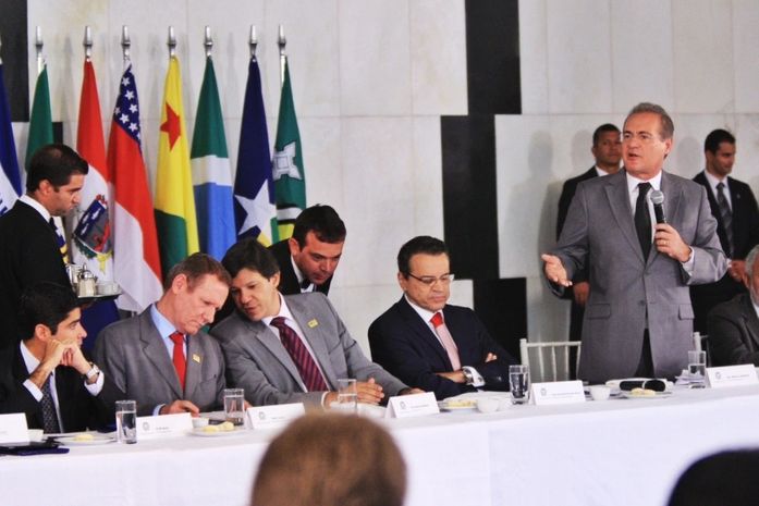 O presidente do Senado, Renan Calheiros discursa na abertura do encontro com prefeito