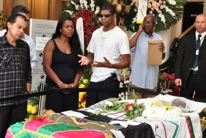 'Família é grande e conservadora', diz prima de Emílio Santiago em velório