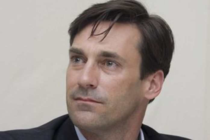 Série usa photoshop para disfarçar partes íntimas de Jon Hamm, diz site