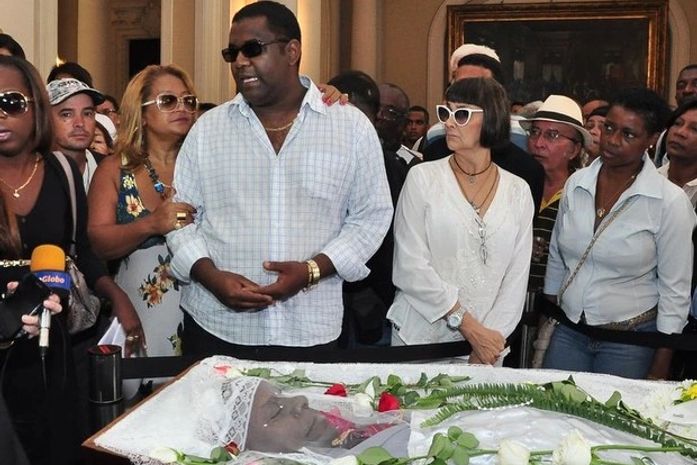 Suposto filho de Emílio Santiago volta a velório e causa tumulto