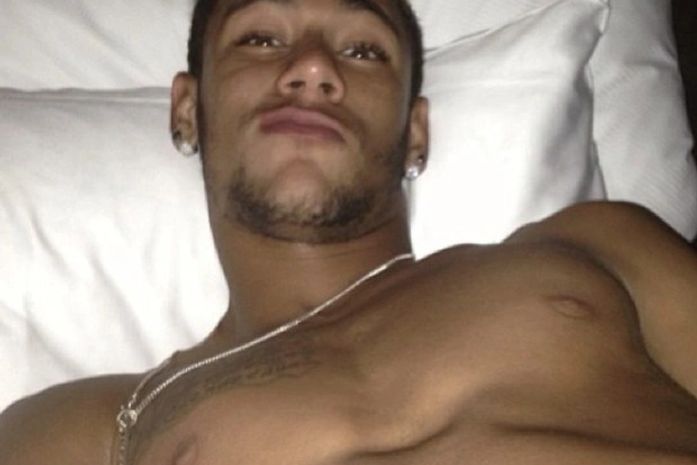 'É meu!', avisa Bruna Marquezine em foto de Neymar sarado