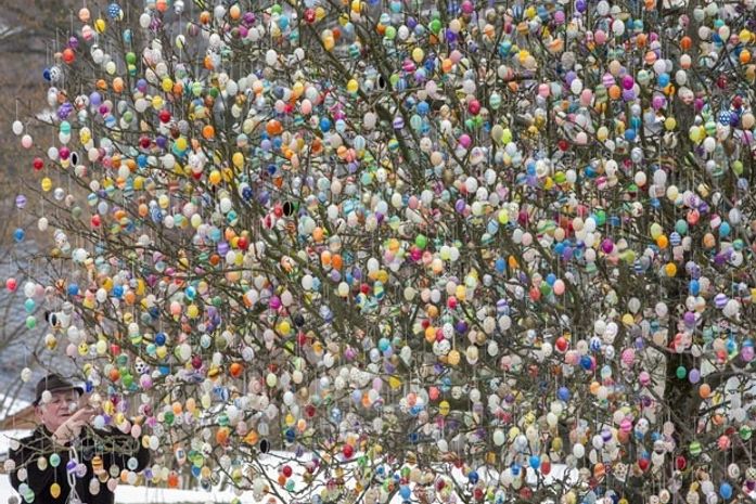 Casal alemão decora árvore com 10.030 ovos de Páscoa