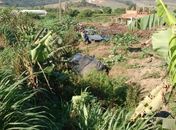 Condutor de caçamba provoca acidente na BR 101; carro atingido capotou e caiu em ribanceira