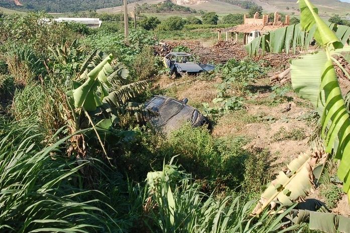 Condutor de caçamba provoca acidente na BR 101; carro atingido capotou e caiu em ribanceira