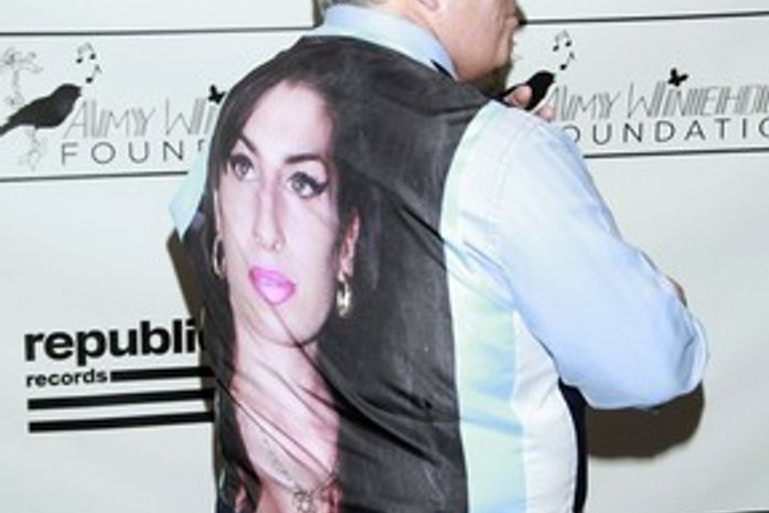 Saudades! Pai de Amy Winehouse usa colete com o rosto da filha estampado
