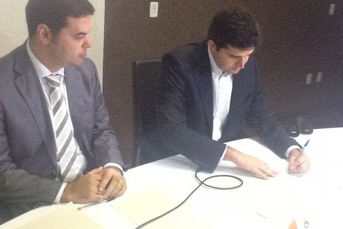 Prefeito assina proposta de reajuste que terá impacto de R$ 54 milhões ao ano