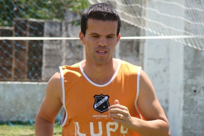 Antes do clássico, CRB anuncia contratação do meia Walter Minhoca