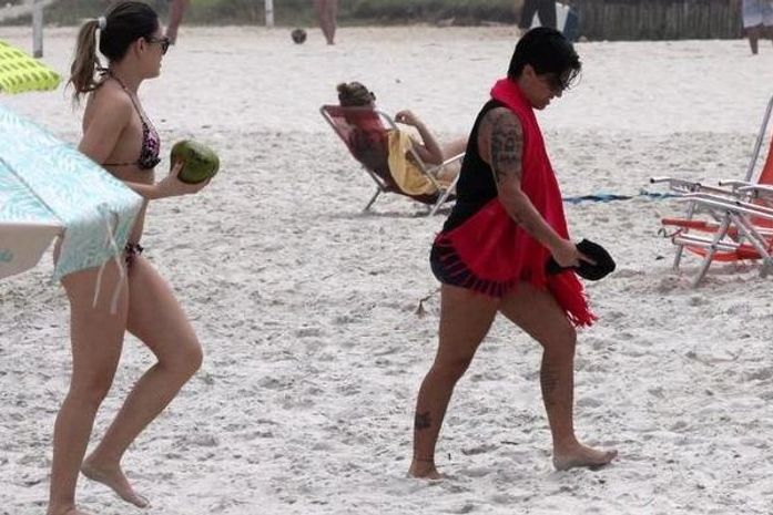 Thammy Miranda curte praia e volta para casa de mãos dadas com loira