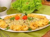 Camarões com queijo e empanados combinam com arroz à grega; anote