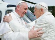 Papa Francisco faz 1ª visita a seu antecessor, Bento XVI