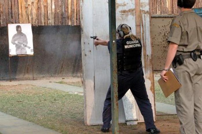 Projeto que prevê porte de arma de fogo para guardas municipais divide opiniões