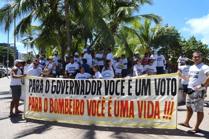 Militares realizaram caminhada e panfletagem na Orla de Pajuçara