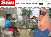 Garoto de 8 anos relaxa durante jantar com esposa de 61 anos