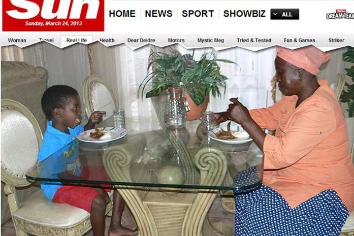 Garoto de 8 anos relaxa durante jantar com esposa de 61 anos