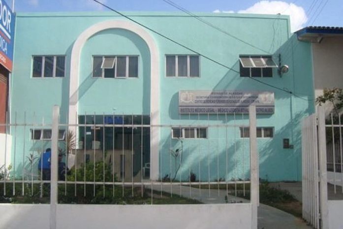 Corpos encontrados carbonizados dentro de carro seguem sem identificação