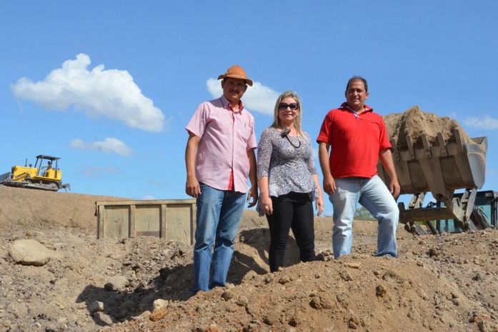 Santana Mariano acompanha limpeza de açudes, na zona rural de Major Izidoro