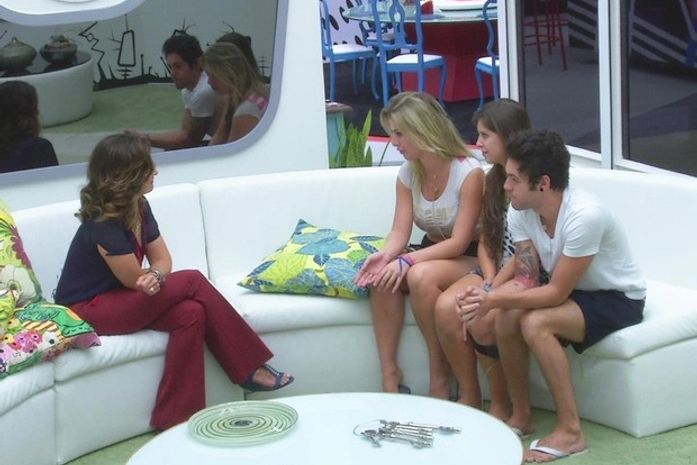 Fátima Bernardes visita a casa do BBB13 e conversa com os três finalistas
