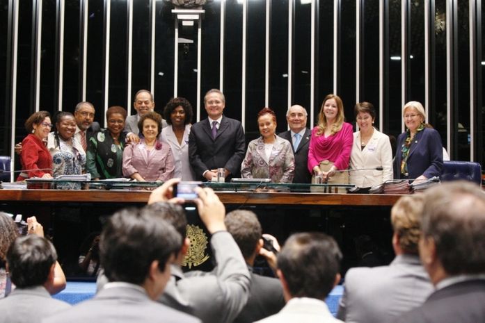 Renan comemora a aprovação da PEC das Domésticas