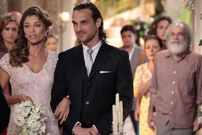 Chico interrompe casamento de Ester e avisa que Cassiano está vivo