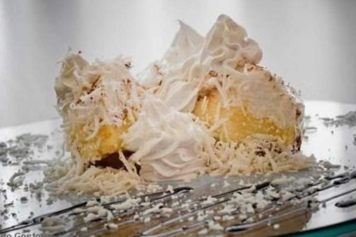 Bolo gelado de coco com poucos ingredientes fica delicioso; experimente