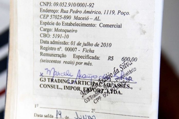 Ex-funcionários não tiveram baixa na carteira e continuam sem receber