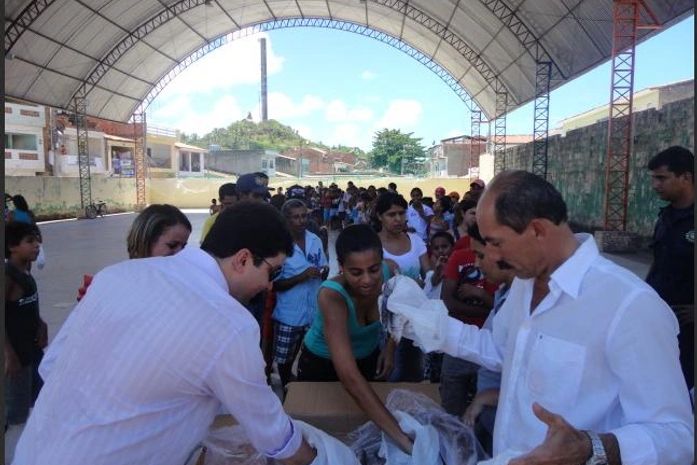 Prefeito Henrique Madeira entrega 10 toneladas de peixe em Maragogi