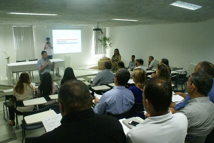 Governo do Estado define estratégias para implantação do programa Amigo Trabalhador