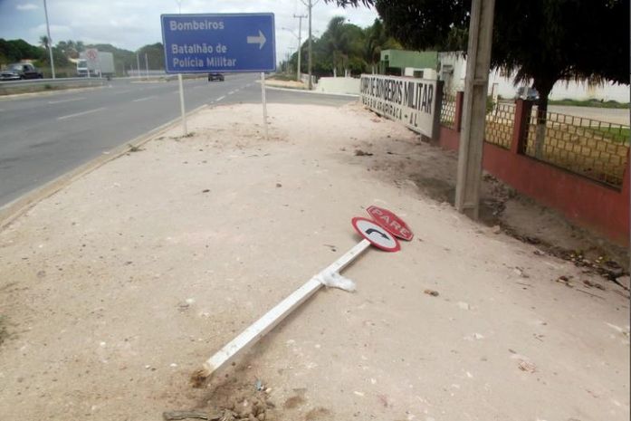 Internautas denunciam descaso com placa de sinalização caída há dois meses