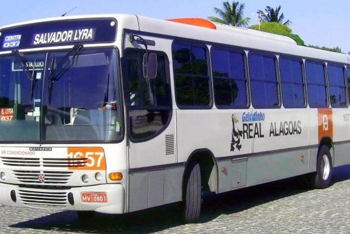 Coletivo é assaltado por quatro indivíduos armados com apoio de um carro