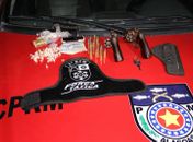 Jovem é preso após ser flagrado com armas, maconha, cocaína e balança de precisão