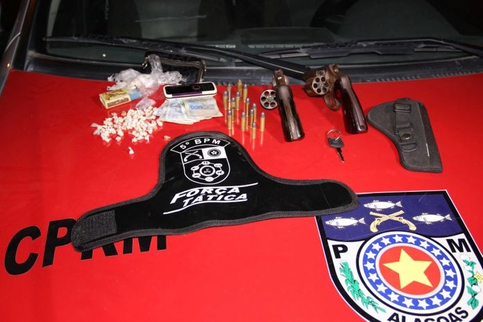 Jovem é preso após ser flagrado com armas, maconha, cocaína e balança de precisão