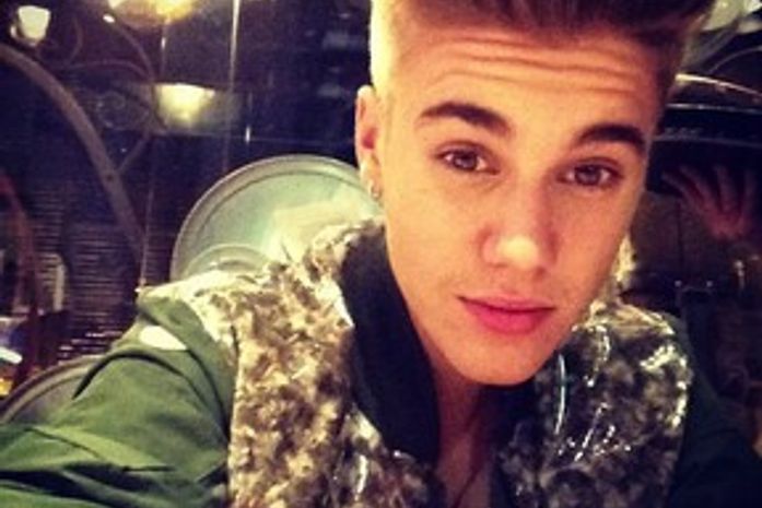 Justin Bieber é investigado por cuspir e ameaçar vizinho de morte, diz site