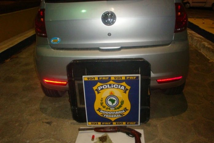 PRF recupera carro roubado com arma e drogas em União dos Palmares