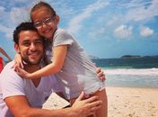 Depois de suar com a Seleção, jogador Fred descansa e curte praia com sua filha
