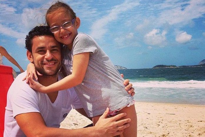 Depois de suar com a Seleção, jogador Fred descansa e curte praia com sua filha