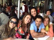 Zilu Camargo posta foto agarradinha com Zezé durante almoço com amigos; confira