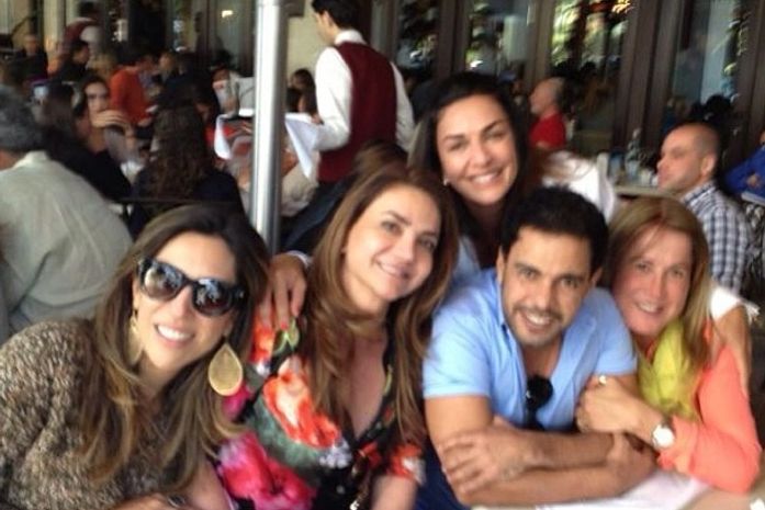 Zilu Camargo posta foto agarradinha com Zezé durante almoço com amigos; confira
