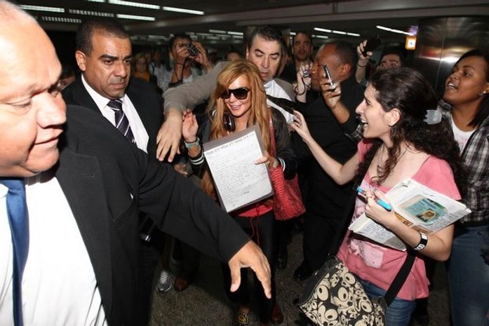 Lindsay Lohan chega ao Brasil e é muito assediada em aeroporto