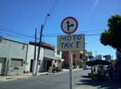 SMTT retira anúncios ilegais colocados em sinalização