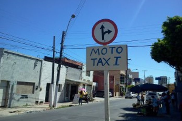 SMTT retira anúncios ilegais colocados em sinalização