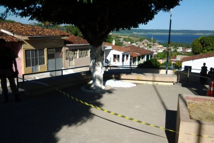 Tarde violenta: homem morre baleado em praça pública