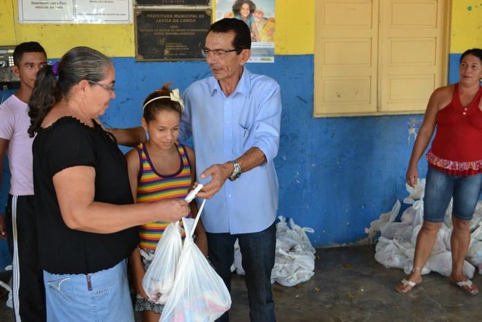 Famílias carentes de Lagoa da Canoa garantem o pescado na Semana Santa