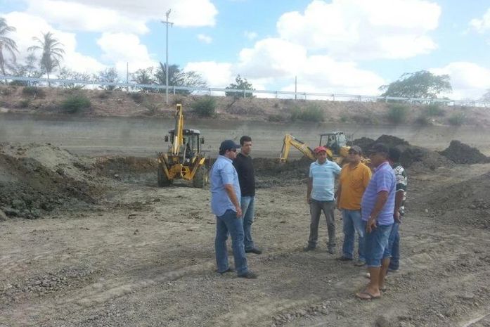 Prefeitura de Cacimbinhas investe R$ 100 mil para limpar o seu maior açude